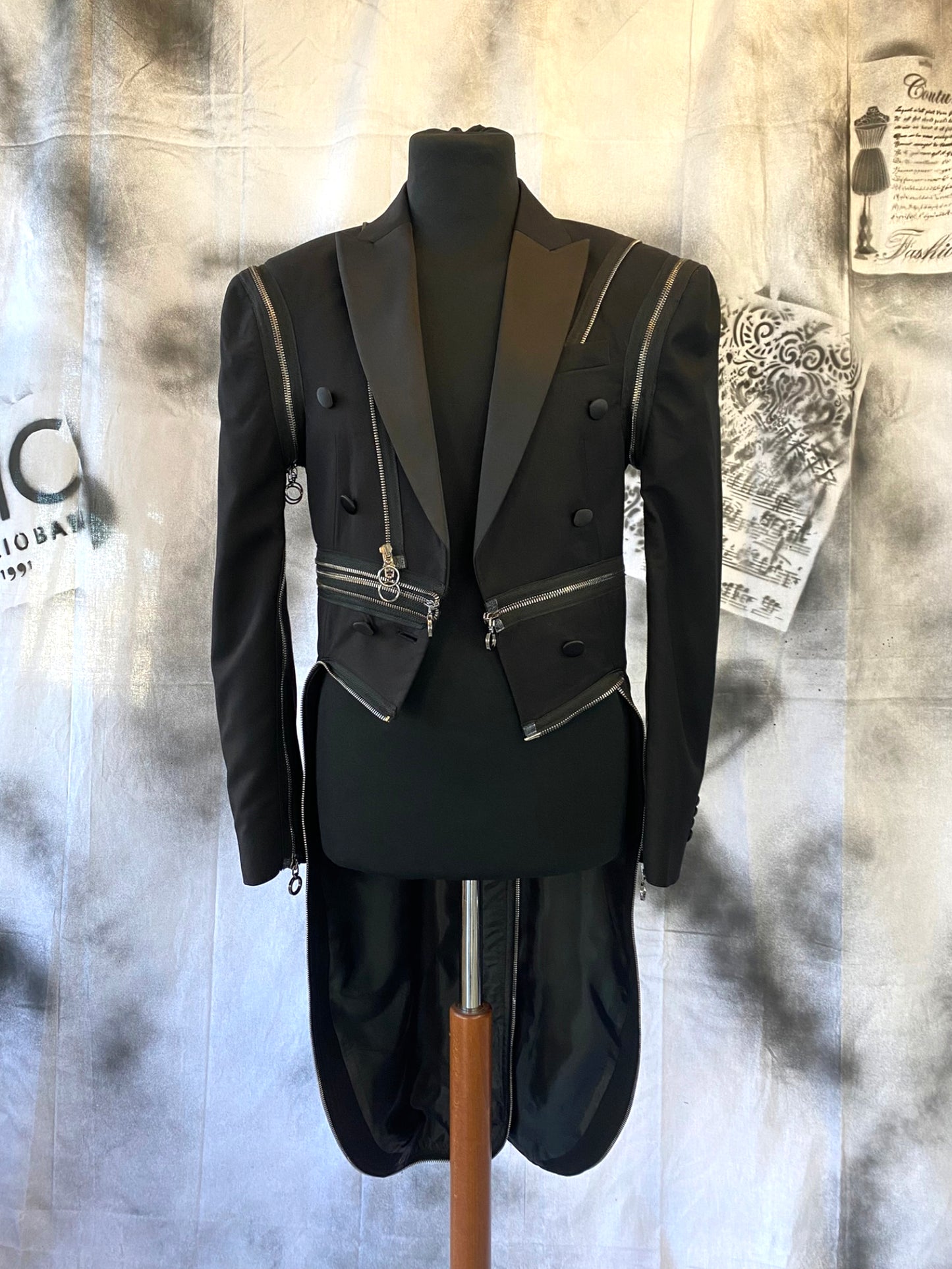 Puzzle Tailcoat With Organza Details And Metalic Zippers