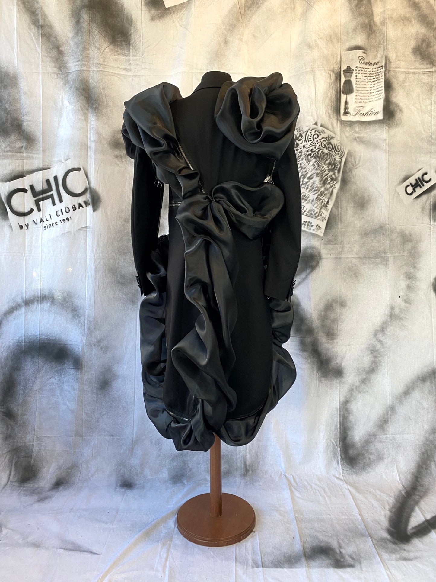 Puzzle Tailcoat With Organza Details And Metalic Zippers