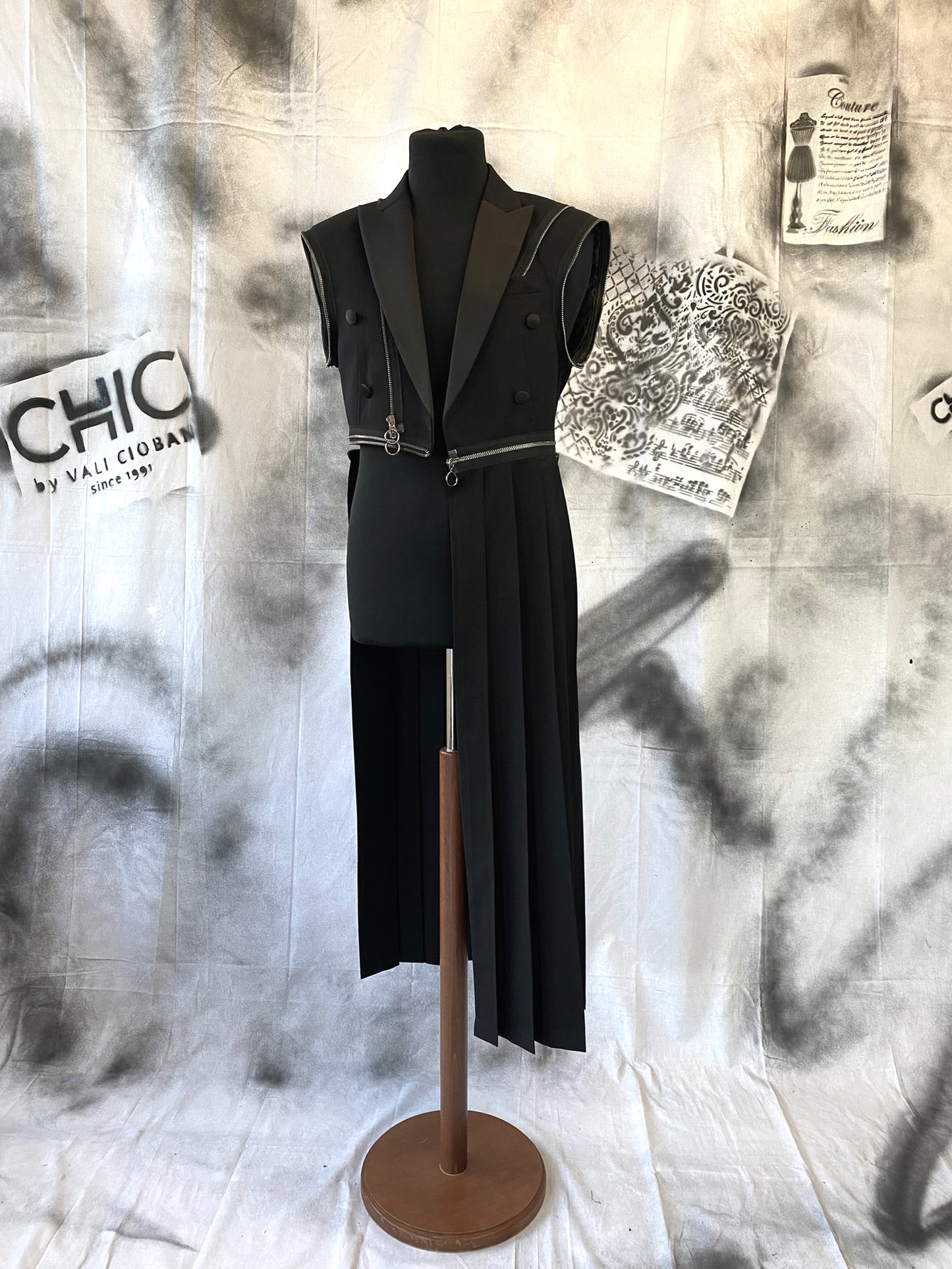 Puzzle Tailcoat With Organza Details And Metalic Zippers