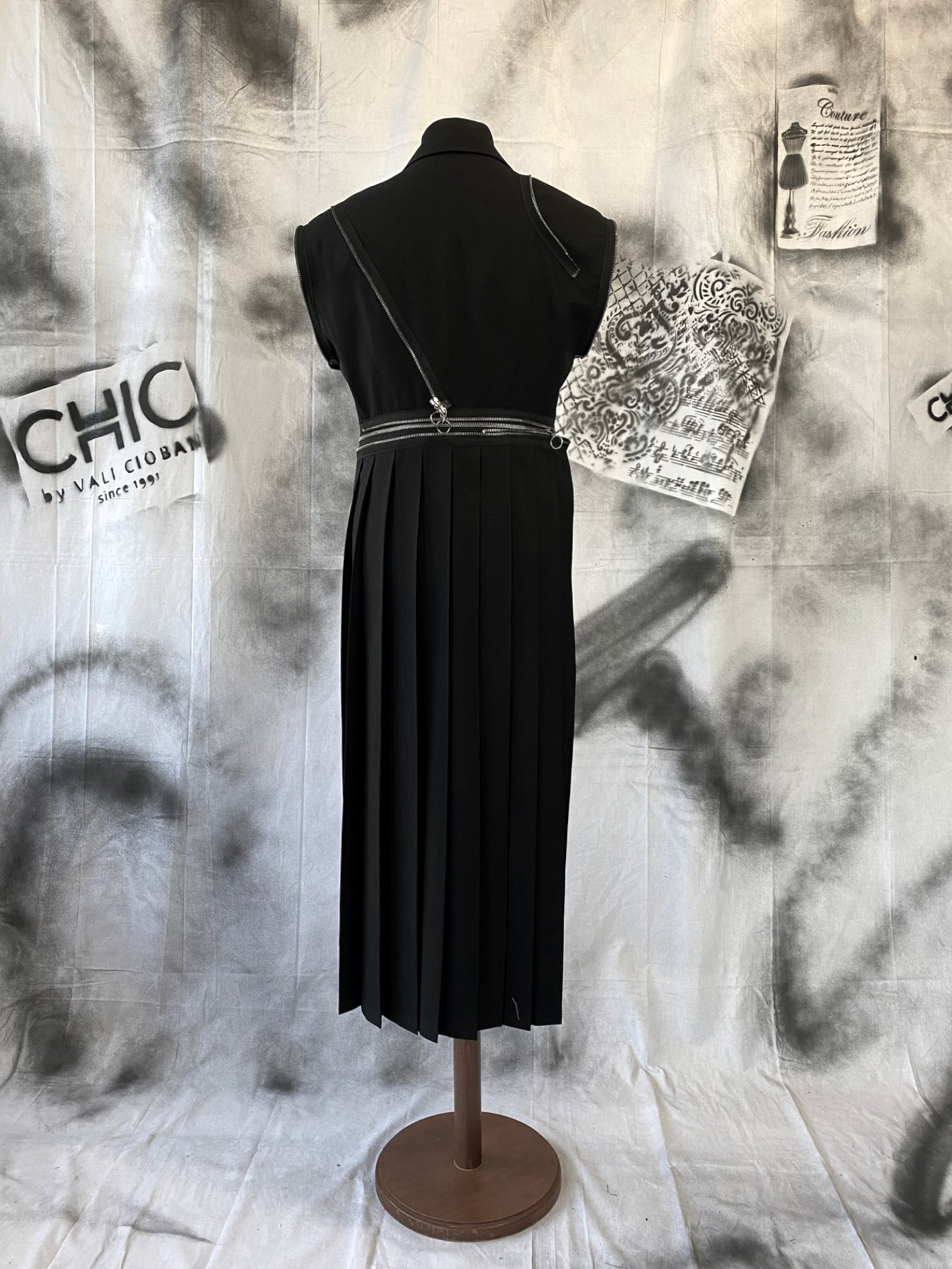 Puzzle Tailcoat With Organza Details And Metalic Zippers