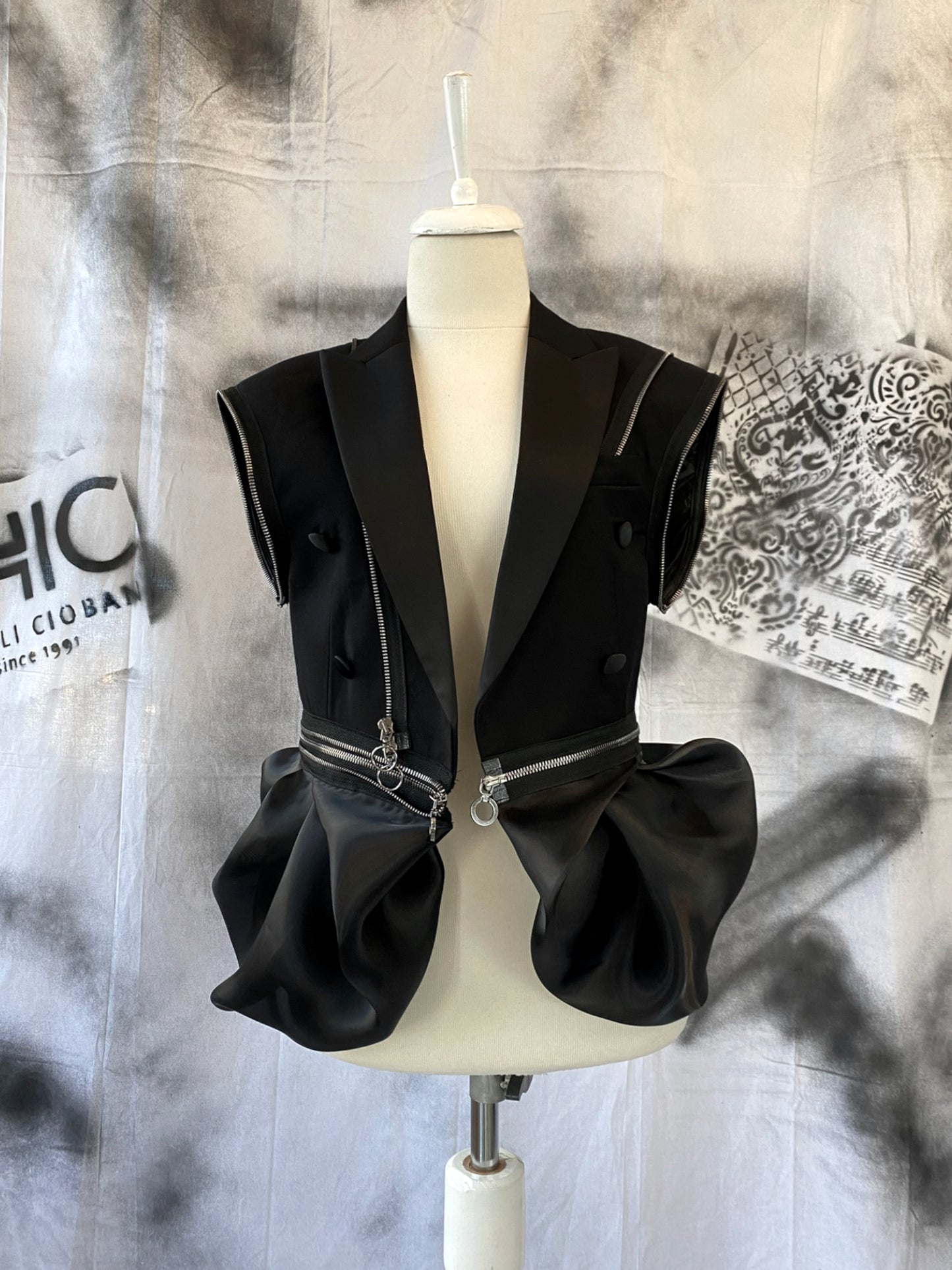 Puzzle Tailcoat With Organza Details And Metalic Zippers