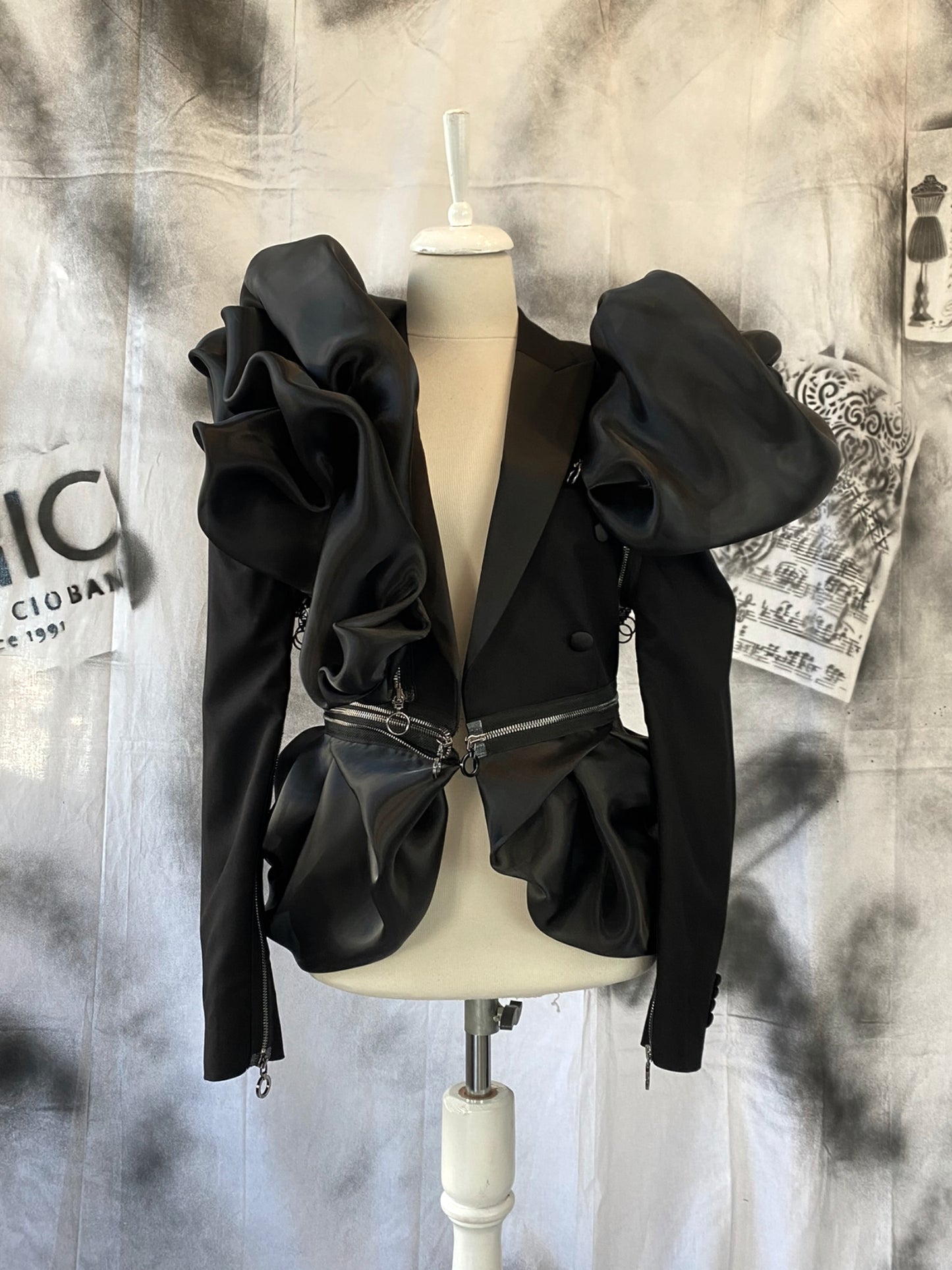 Puzzle Tailcoat With Organza Details And Metalic Zippers