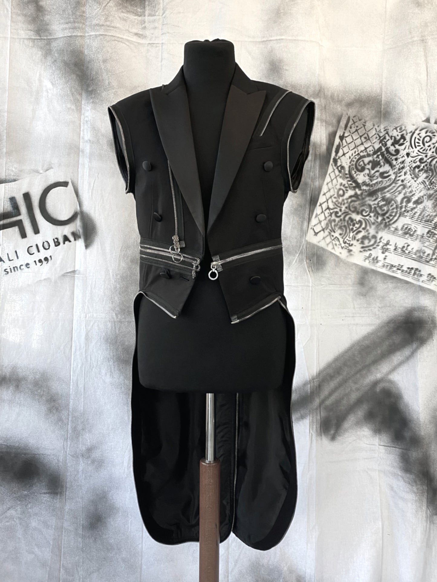 Puzzle Tailcoat With Organza Details And Metalic Zippers