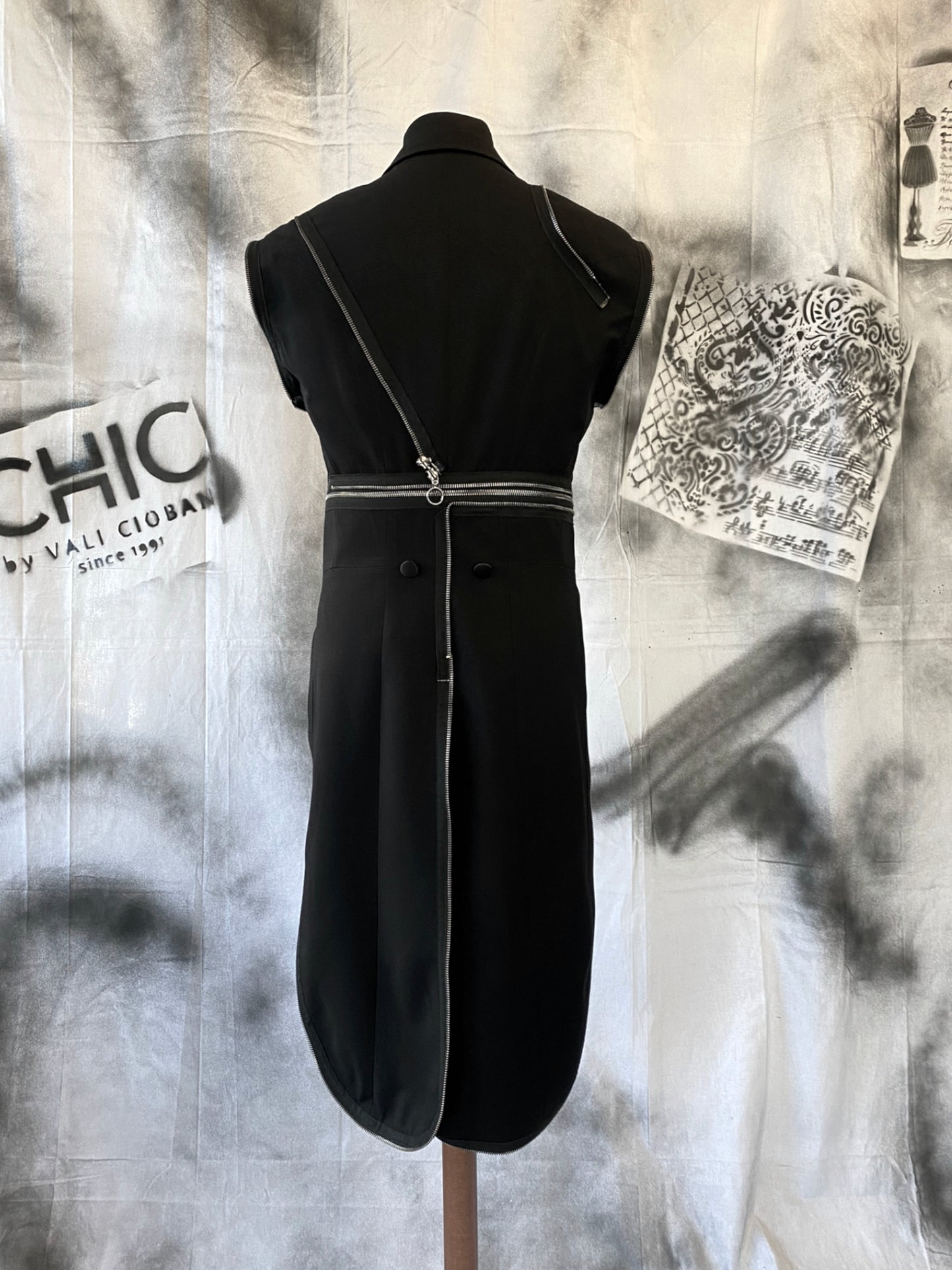 Puzzle Tailcoat With Organza Details And Metalic Zippers
