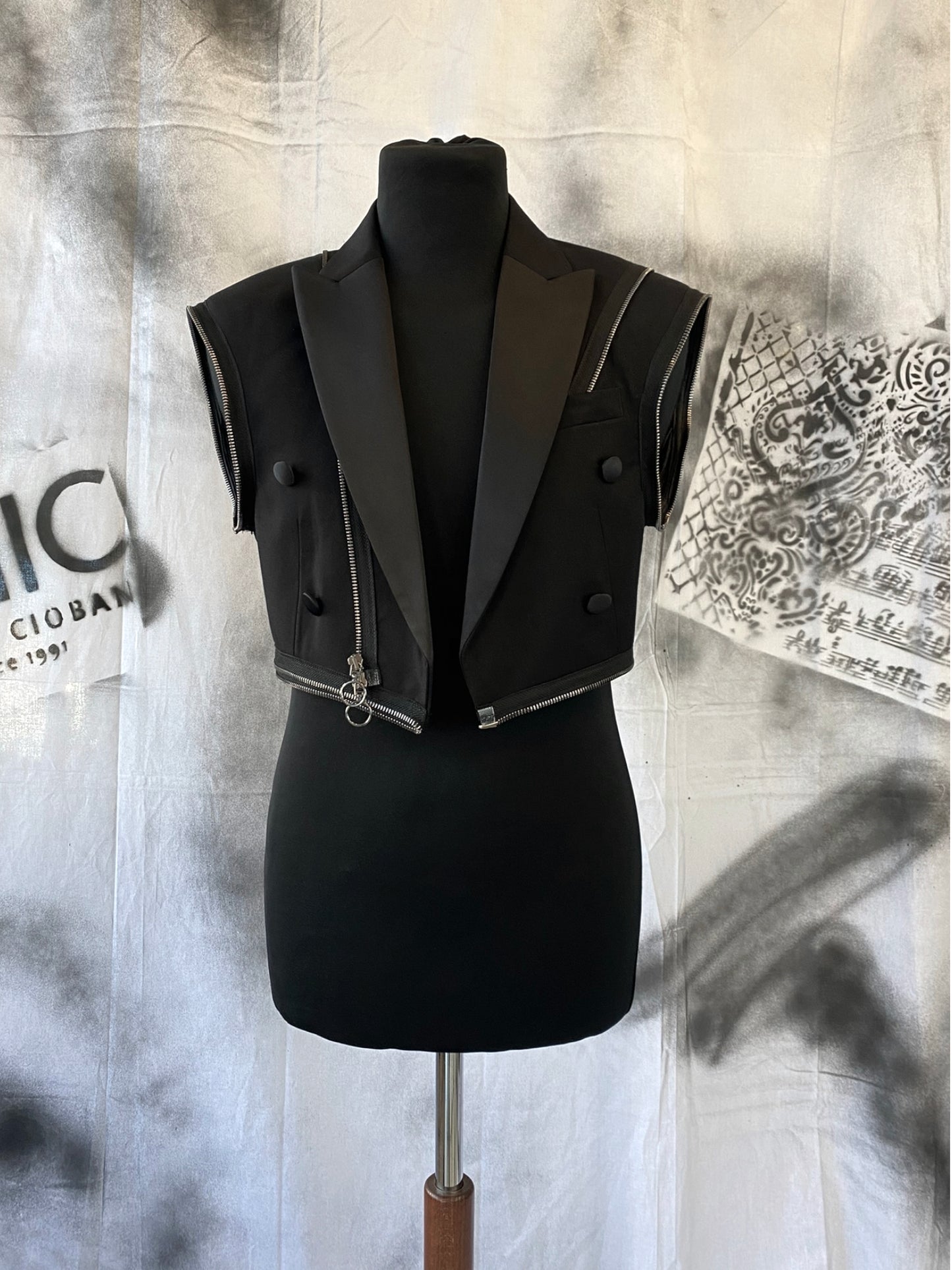 Puzzle Tailcoat With Organza Details And Metalic Zippers