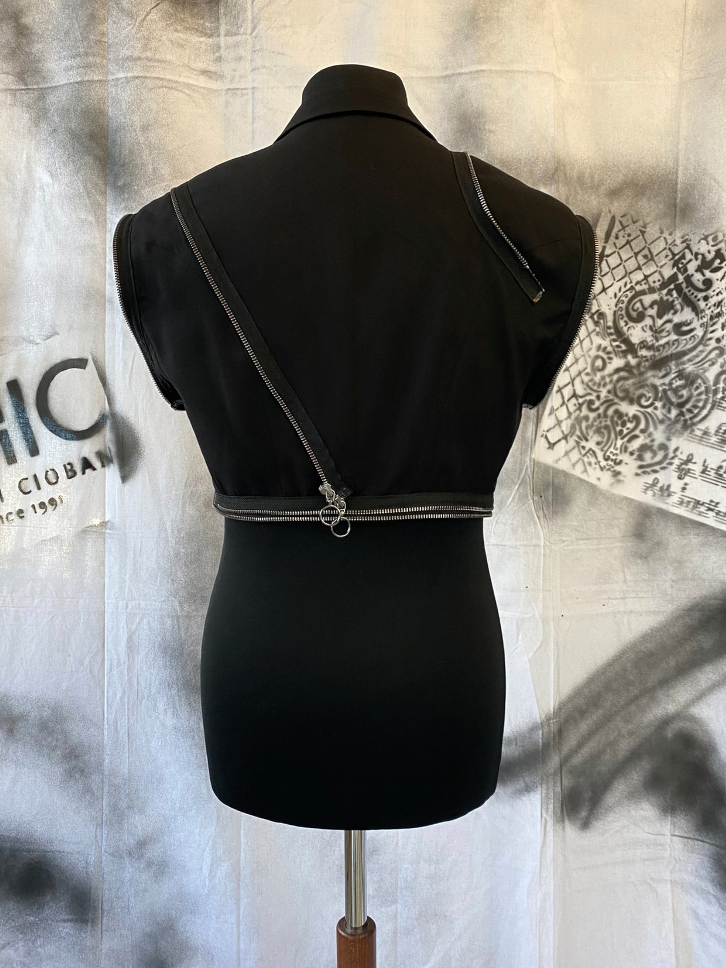 Puzzle Tailcoat With Organza Details And Metalic Zippers