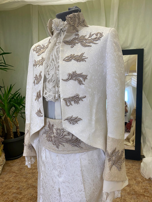 White Brocade Tailcoat With Embroidery